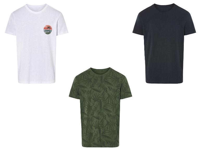 T-shirts unis et imprimés tropicaux.