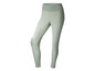Leggings vertes avec des détails blancs.