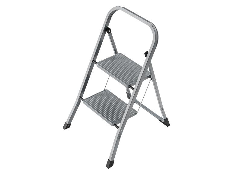 Escabeau en métal à deux marches.