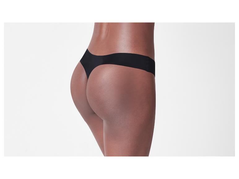 Dos d'une femme en string noir