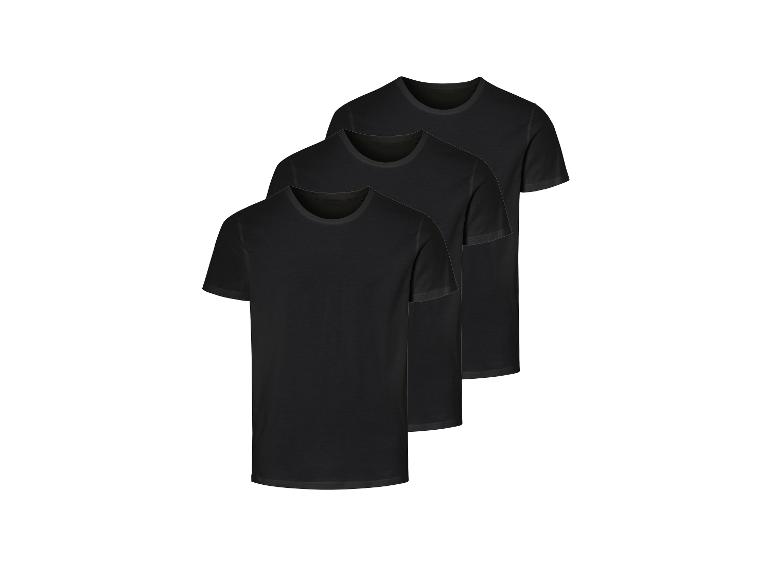 Trois t-shirts noirs basiques.