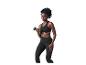 Femme en brassière de sport noire et legging soulevant un haltère.