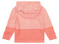 Un pull en tricot rose à capuche et oreilles pour bébé.
