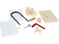 Kit de bricolage avec scie à chantourner, pochoirs de Noël et figurines en bois.