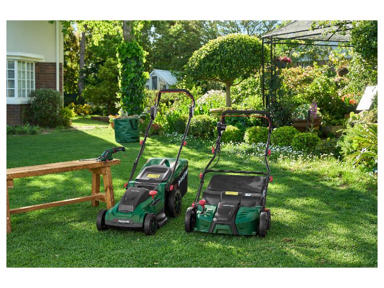 Deux tondeuses Parkside et un taille-haie sur un banc en bois dans un jardin ensoleillé.