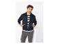 Homme en blouson aviateur bleu marine, t-shirt rayé et pantalon cargo gris.