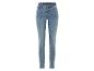 Jeans slim ajustés, coupe féminine.