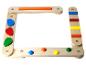 Jouet en bois avec formes et couleurs assorties, cadre carré.