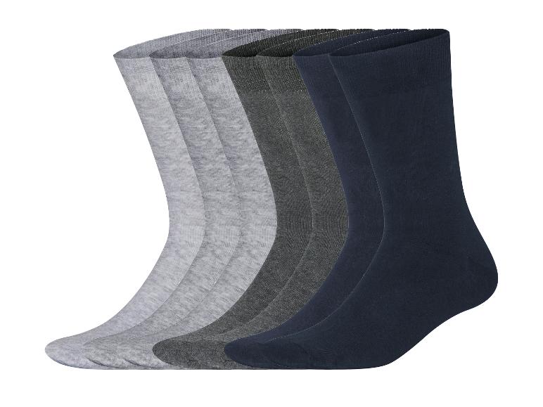 Lot de chaussettes : plusieurs paires grises et marine.