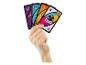 Main tenant des cartes de jeu colorées avec des symboles d'action