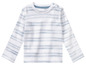 Un t-shirt blanc à rayures bleues pour bébé.