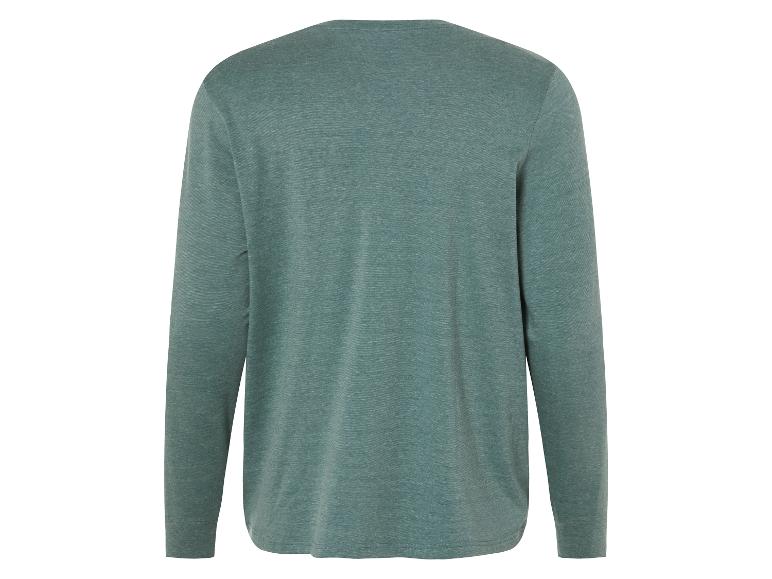 Un t-shirt vert à manches longues.