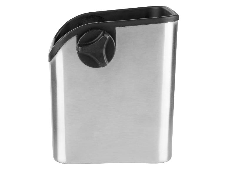 Une boîte de rangement en métal avec un bouton noir.