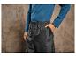 Pantalon de survêtement noir avec cordon de serrage, porté par une personne avec un t-shirt bleu à manches longues.