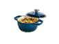 Cocotte en fonte bleue avec couvercle, remplie d'un ragoût de légumes et de haricots.