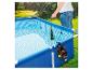 Une pompe de piscine Parkside est utilisée pour remplir une piscine gonflable.