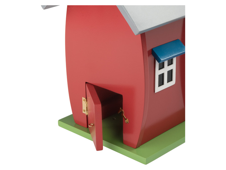 Une petite maison en bois rouge avec une porte ouverte et une fenêtre.