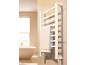 Sèche-serviettes blanc avec une serviette dans une salle de bain moderne.