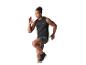 Homme en débardeur noir et short à motifs en train de courir.