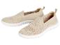 Deux paires de baskets beige slip-on avec des semelles blanches.