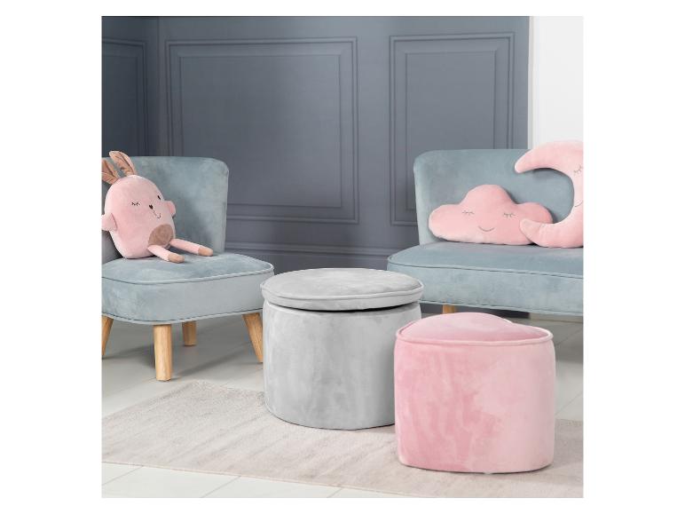 Deux chaises bleues avec coussins roses et deux poufs, un gris et un rose, sur un tapis.