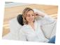 Une femme profite d'un massage avec un appareil de massage pour le cou et les épaules.