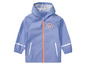 Un imperméable bleu à capuche pour enfants avec un motif arc-en-ciel.