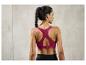 Femme portant un soutien-gorge de sport rose avec un dos ouvert