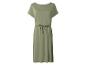 Robe midi verte pour femme à manches courtes et taille nouée.