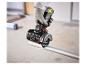 Outil de coupe portatif avec lame rotative coupant un tuyau métallique, étincelles volant.