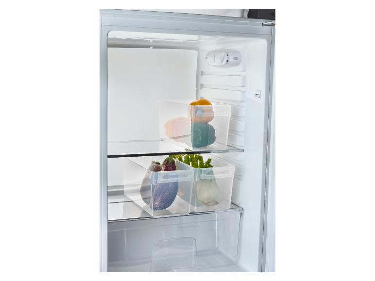Intérieur d'un réfrigérateur avec des bacs transparents remplis de légumes frais.