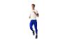 Homme en t-shirt blanc et leggings bleus en train de courir.