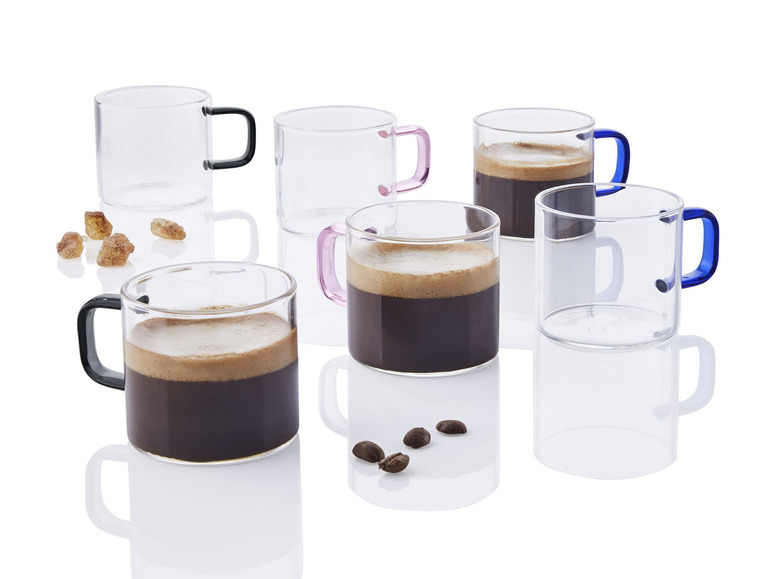 Tasses en verre avec des poignées colorées remplies de café.