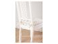 Une chaise blanche avec un coussin rayé.