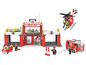 Une caserne de pompiers avec un hélicoptère, un camion de pompiers et de petites voitures.