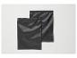 Deux sacs à vêtements noirs avec un motif diagonal répété du mot « esmara ».