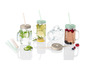 Bouteilles en verre mason avec des anses et des pailles, remplies de fruits et d'herbes.