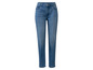 Un jean bleu pour femme.