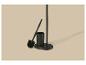 Brosse de toilette noire et support de papier toilette sur pied.