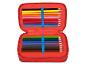 Trousse rouge à crayons avec des crayons de couleur.
