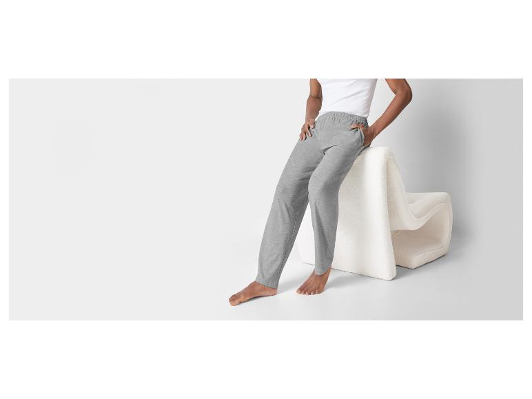 Pantalons de jogging gris et t-shirt blanc.