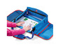 Une table portable bleue avec un enfant qui dessine dessus.