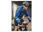 Homme en veste de cyclisme bleue, casque et lunettes de soleil sur un vélo noir.