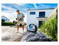 Un homme nettoie une terrasse avec un nettoyeur haute pression Gloria.