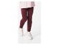 Leggings bordeaux en câble pour fille avec des baskets blanches.
