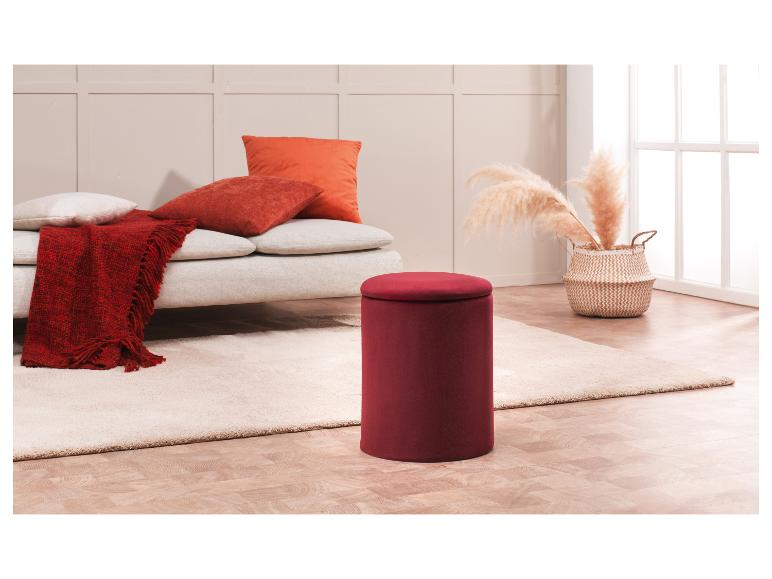 Pouf rouge en velours dans un salon moderne.