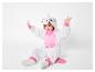 Enfant assis portant une combinaison pyjama licorne blanche et rose.