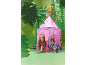 Fille joue dans une tente de jeu rose dans une chambre thème jungle avec une peluche.