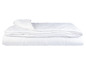 Une couette blanche pliée sur un fond blanc.