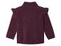 Un pull en polaire violet foncé avec des volants sur les épaules.
